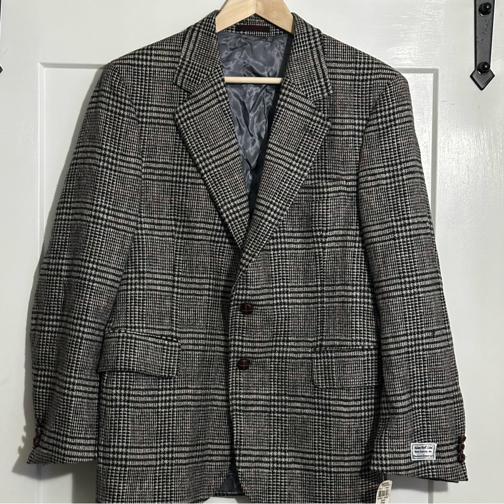 Gray Wool Sport Coat with Classic Plaid Design